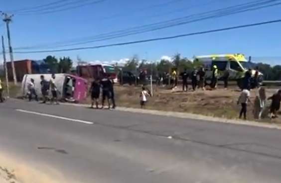 Microbús con 36 pasajeros se volcó en Curacaví durante peregrinación a Lo Vásquez