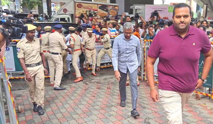 Hyderabad: Former SIB chief Prabhakar Rao surrenders before SIT in phone