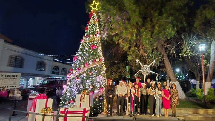Jacona ilumina la Navidad con el encendido del árbol en la plaza principal