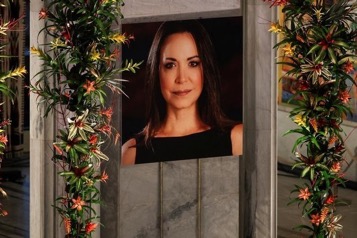 Recibe hija de la opositora venezolana Machado el Nobel de la Paz en su ausencia