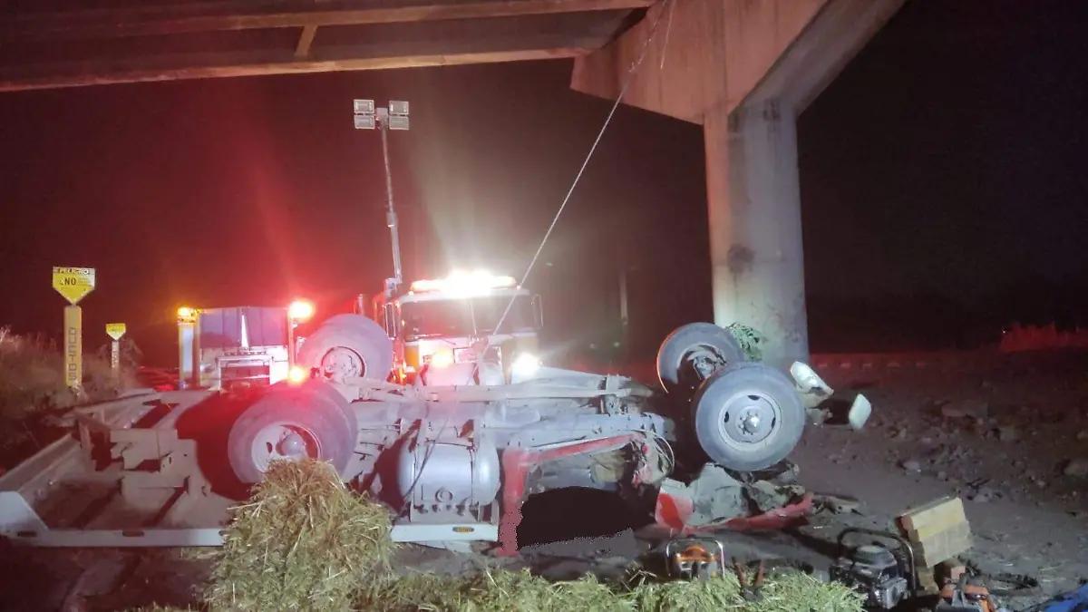 Fallece hombre al caer con todo y camioneta de un puente