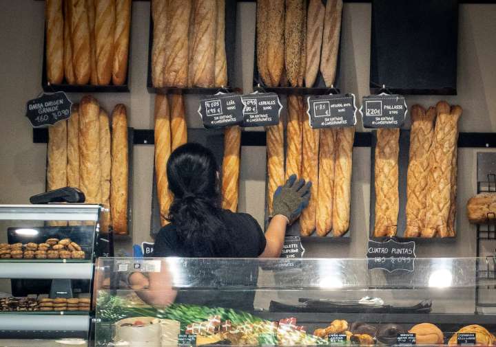 España pierde 14.000 empleos en noviembre, la mitad que el año pasado, y el paro baja en 19.000 personas