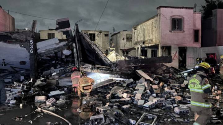 Reparan ventanas y puertas de casas dañadas por explosión en Pesquería