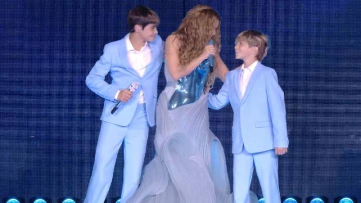Shakira canta emocionada junto a sus hijos durante su show en Buenos Aires