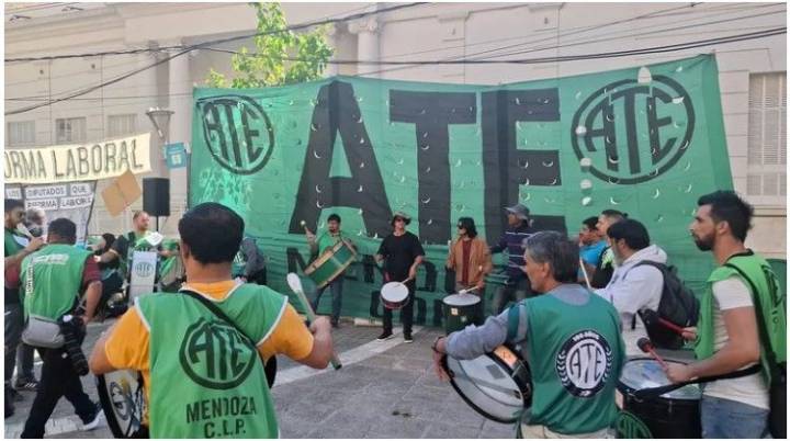ATE adelantaría el paro nacional para resistir un nuevo recorte en el empleo público