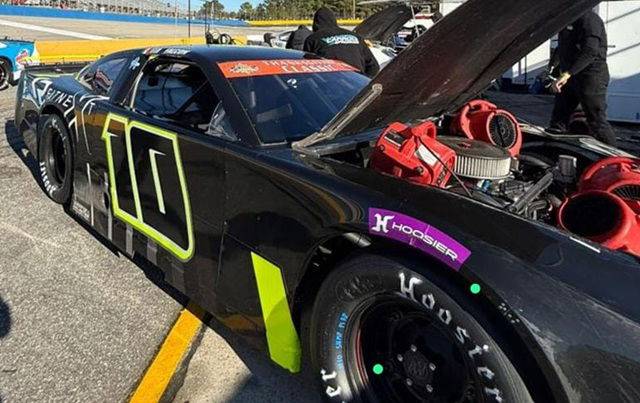 Gran esfuerzo de Eloy López, pero un percance sella su suerte en el Clásico de Acción de Gracias