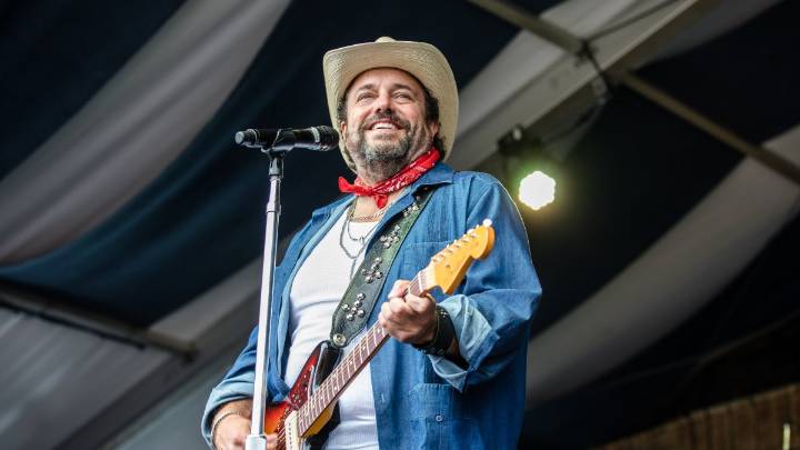 Raul Malo, the frontman of The Mavericks, dies at 60