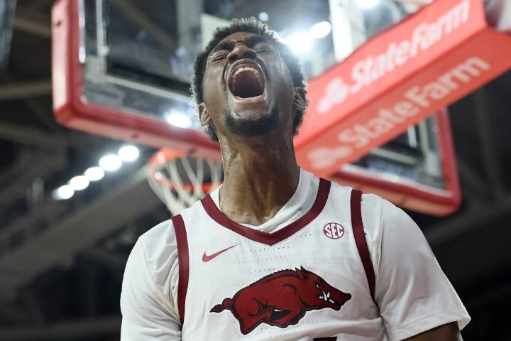 Deadspin | No. 25 Arkansas sends No. 6 Louisville to first defeat