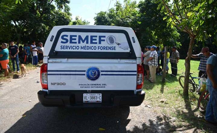 Fuga en ducto de Pemex deja dos muertos en Centla, Tabasco; en protesta, pobladores bloquean carretera