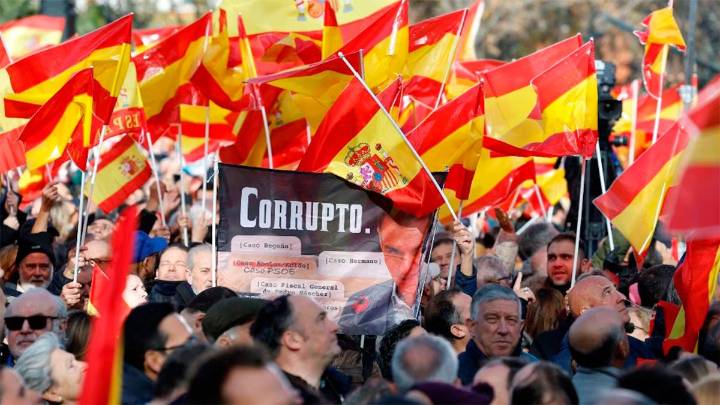 Masiva marcha de la derecha en Madrid con reclamos de renuncia a Pedro Sánchez