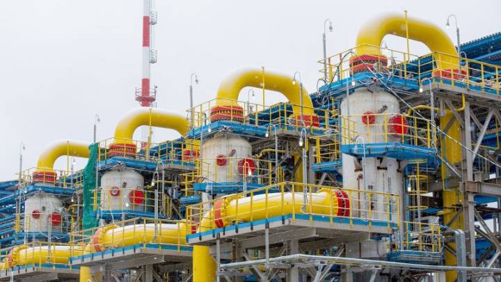 Europe strikes a deal to phase out Russian natural gas imports by late 2027