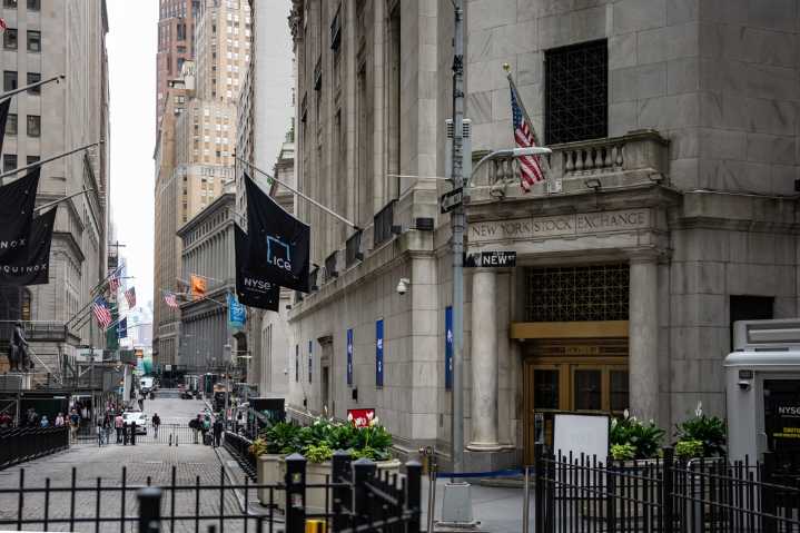 Wall Street cierra mixto y el Dow Jones alcanza récord tras recorte de tipos de la Fed