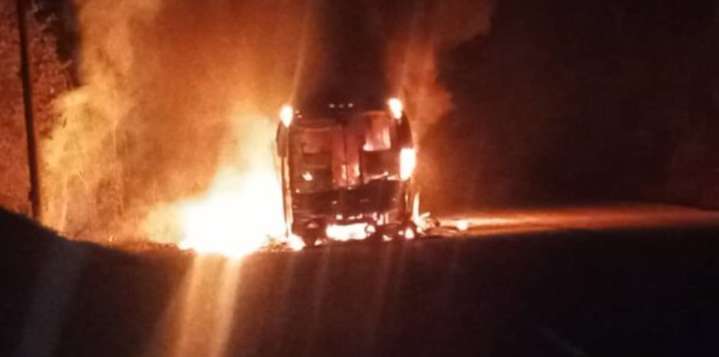 ¡Inferno en la carretera! Un Buscama se convierte en cenizas en Yaracuy mientras se dirigía a Maracaibo.