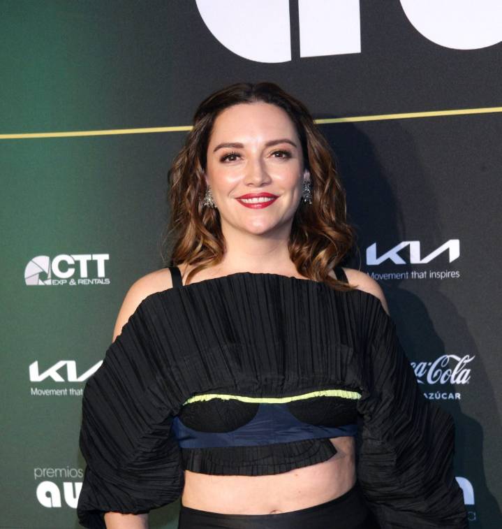 Regina Blandón y Karla Díaz sorprenden al besarse tras cantar ‘Amiga Mía’