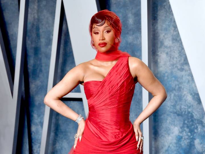 Cardi B estrenó nuevos implantes dérmicos tras el nacimiento de su cuarto hijo