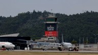 La operatividad nocturna del aeropuerto de Alvedro, en el aire por falta de controladores aéreos