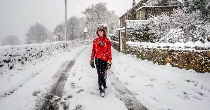 UK snow forecast shows 16 counties battered as Met Office warns of 'wintry hazards'