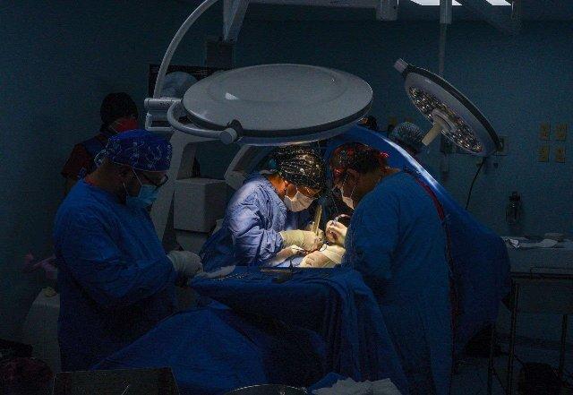 Joven de 15 años sufre derrame cerebral tras cirugía estética