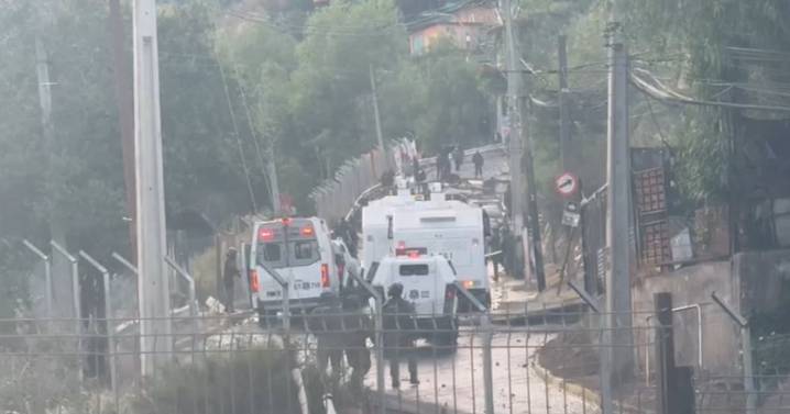 Barricadas y enfrentamientos con Carabineros marcan desalojo de toma de Cerro 18 en Lo Barnechea