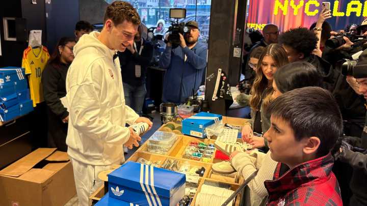 Indiana football players pay their own way to New York to support Fernando Mendoza