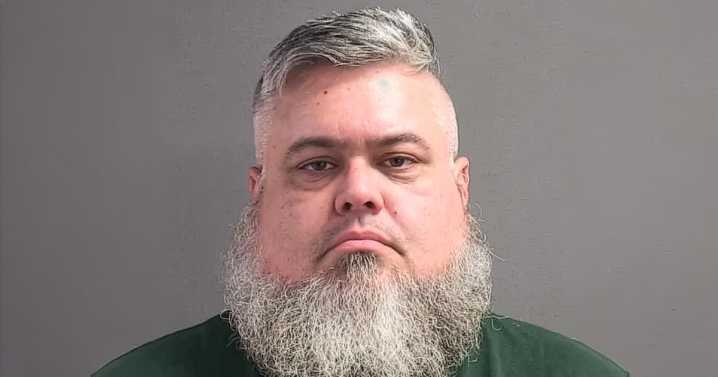 Maestro de Florida recibe condena de 135 años por pornografía infantil y abuso animal