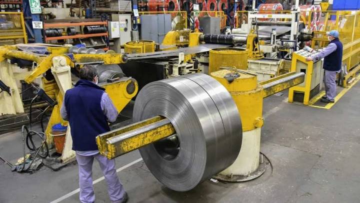 El 40% de las empresas redujo la producción y aumentan los despidos A partir de una encuesta realizada por la Unión Industrial Argentina, se encendieron las alarmas sobre la actividad productiva y las