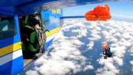 Usó este viejo truco para desenganchar su paracaídas del avión colgado a 4.500 pies de altura