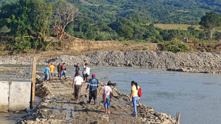 La necesidad vence al miedo: así cruzan pobladores de Huautla el río Calabozo