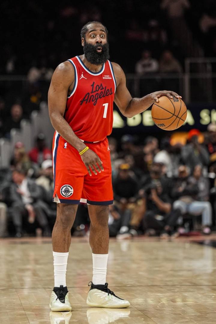 Deadspin | James Harden, Kawhi Leonard help Clippers beat Hawks to end skid