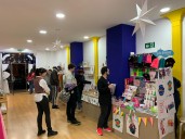 Un mercado navideño con 14 autores