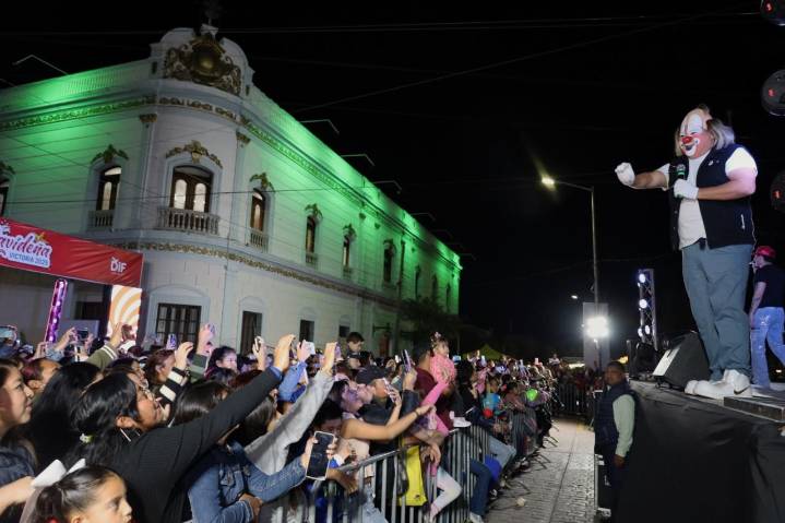 Divierten Los Payasónicos a cientos de victorenses frente al Palacio Municipal