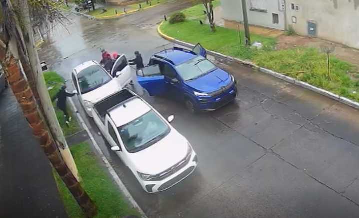 Robo "piraña" en San Justo: un grupo de delincuentes atacó a un vecino a plena luz del día