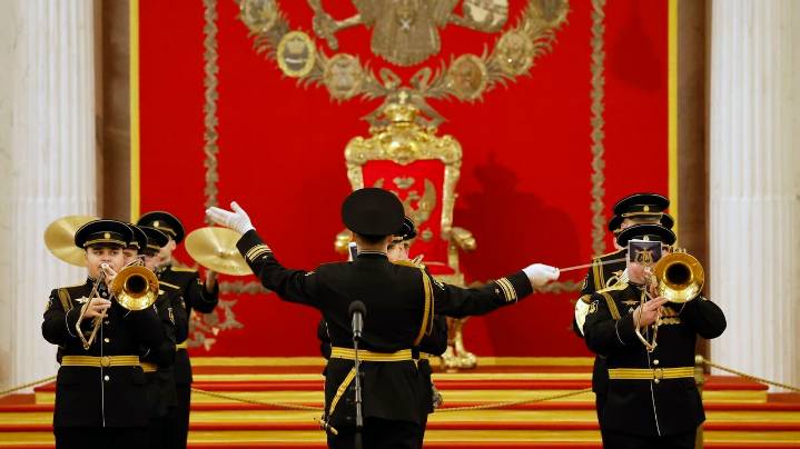 El Hermitage reclama más 8.000 euros a un visitante por sentarse en trono del emperador