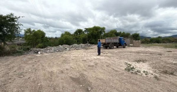 Multaron a dos hombres por tirar escombros en las márgenes de los ríos Arias y Arenales