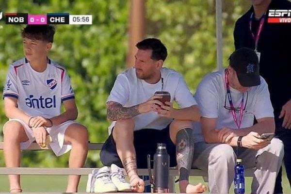 Descalzo y mateando con el hijo de Suárez: el video de Messi que es furor en las redes