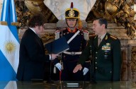 Milei le tomó juramento al militar Carlos Presti como ministro de Defensa
