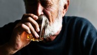 Esta es la edad a la que sí o sí debes dejar de beber alcohol, según un experto