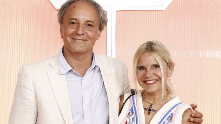 Eugenia Martínez de Irujo rescata el chaquetón bordado más especial: así es el look solidario que todas las amantes del estilo boho querrán este invierno