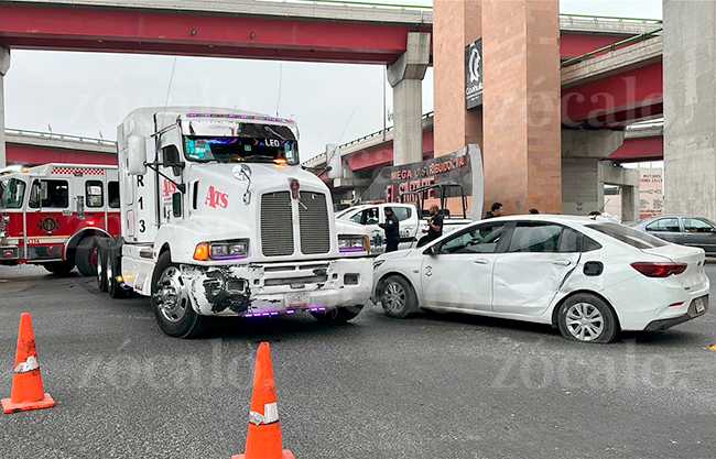 Camión de carga se pasa el alto y provoca choque en el Periférico LEA; una mujer resultó lesionada