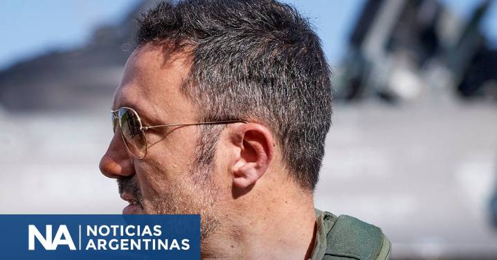 El look Top Gun de Luis Petri desató la polémica: "compramos un catálogo primavera