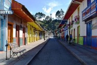 El pueblo risaraldense de casas coloridas: un destino ideal para la aventura y el avistamiento de aves -