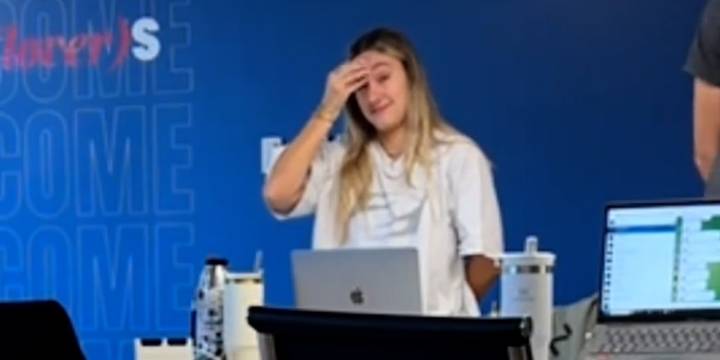 En su primer día de trabajo le dijeron que antes de comenzar debían interpretar el Himno Nacional y el resultado se hizo viral