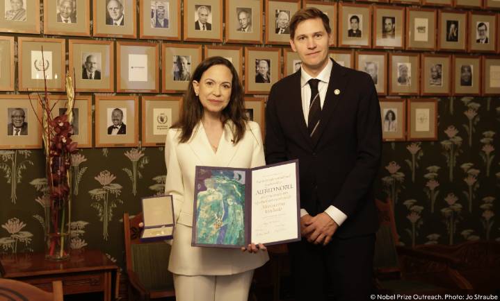 Obtiene María Corina Machado el Nobel de la Paz que su hija aceptó