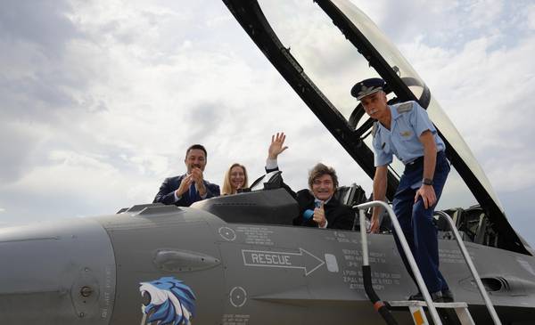 Jugando a Top Gun: Milei presentó los F
