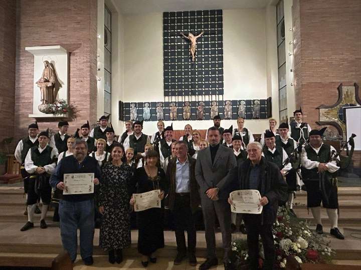 L'Alborecer entrega su Gaita de Oro a Lisardo Lombardía y la Flor del Agua a Esther García