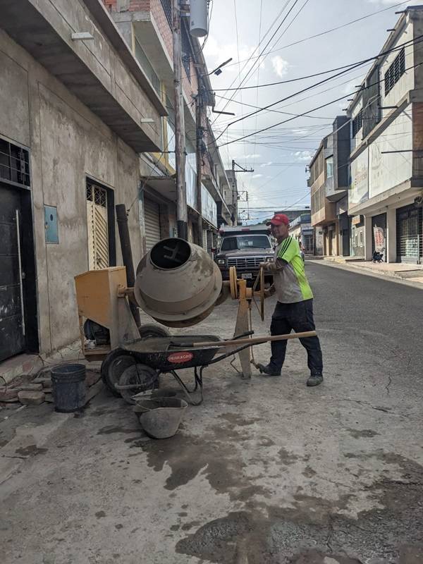 Migrantes venezolanos reactivan sector de la construcción en frontera