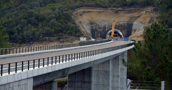 Herido un trabajador al volcar un camión en las obras del AVE en Ourense