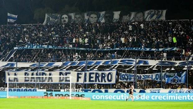 Un hincha de Gimnasia cayó desde la tribuna en el clásico contra Estudiantes y está grave