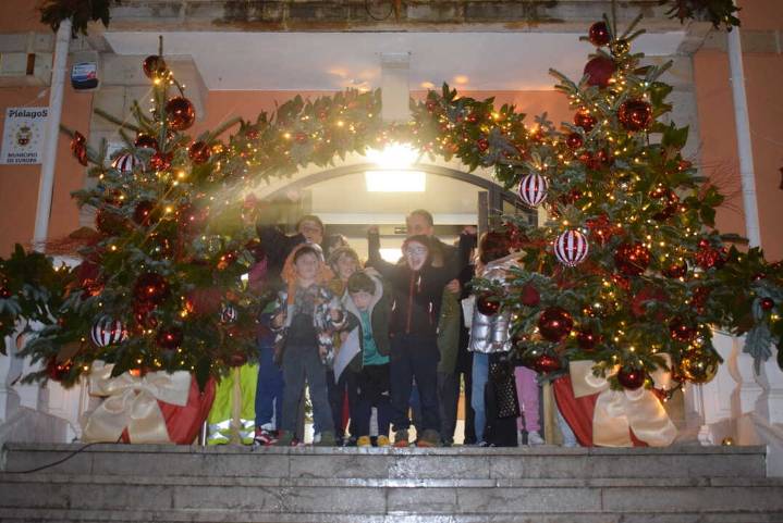 Los niños de Piélagos vuelven a encender la Navidad del municipio