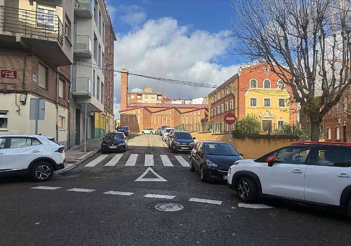 Piden que se reorganice el tráfico en una de las calles más concurridas de La Palomera